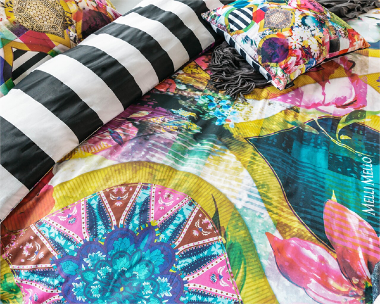 Lenjerie de pat dubla Rikka Multi, Melli Mello, 3 piese, 200 x 220 cm, 100% bumbac satinat, multicolora Lenjerie de pat dubla Rikka Multi, Melli Mello, 3 piese, 200 x 220 cm, 100% bumbac satinat, multicolora